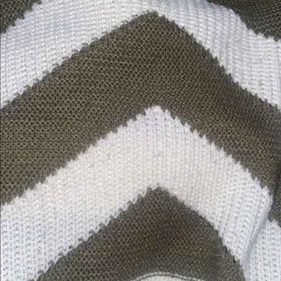 Derek heart green and white sweater - Picture 2 of 3